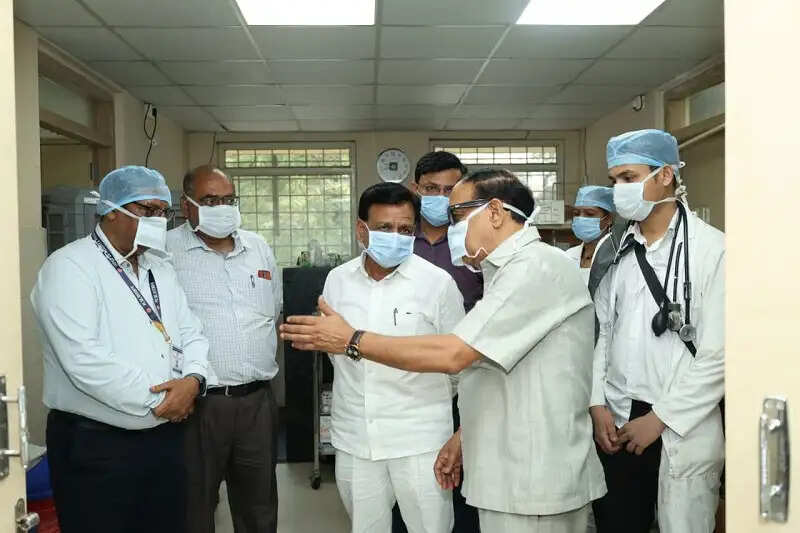 मप्रः इंदौर में देवास अग्निकांड के घायलों से मिले उप मुख्यमंत्री देवड़ा, दिये बेहतर उपचार के निर्देश