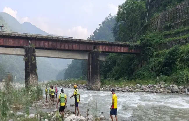 शिवपुरी में ह्यूल नदी में कर्मचारी बहा,तलाश में जुटी एसडीआरएफ