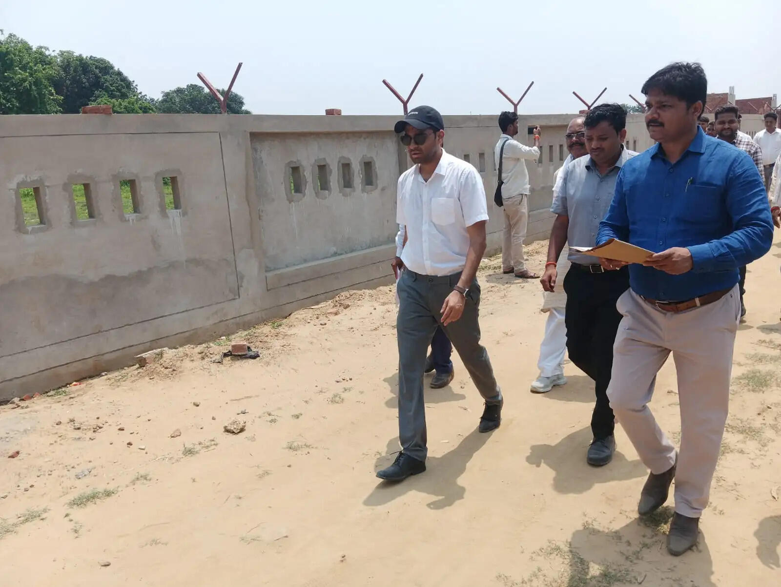 डीएम ने दो निर्माणाधीन परियोजनाओं का किया औचक निरीक्षण