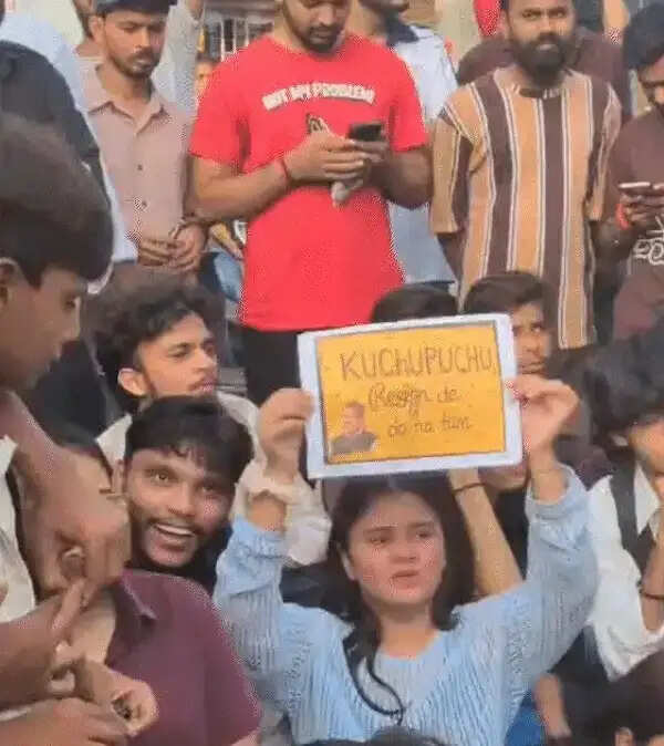 मप्र में पेपर लीक के विरोध में सड़कों पर उतरे छात्र-युवा,&nbsp;इंदौर में ढोल-मंजीरों के साथ प्रदर्शन, रीवा-सतना में पुलिस से झड़प