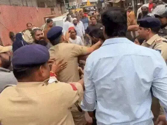 इंदौर&nbsp;में&nbsp;एडीसीपी को धक्का देकर गिराया, पुलिस ने 6 लोगों को हिरासत में लिया