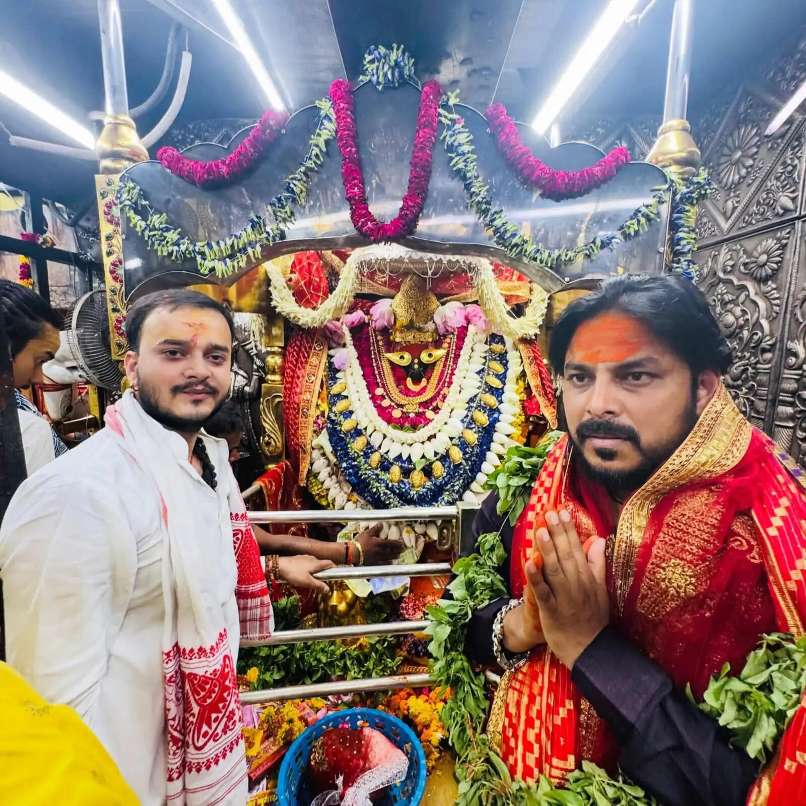 करणी सेना के राष्ट्रीय उपाध्यक्ष शनी सिंह ने मां विंध्यवासिनी के दरबार में टेका माथा
