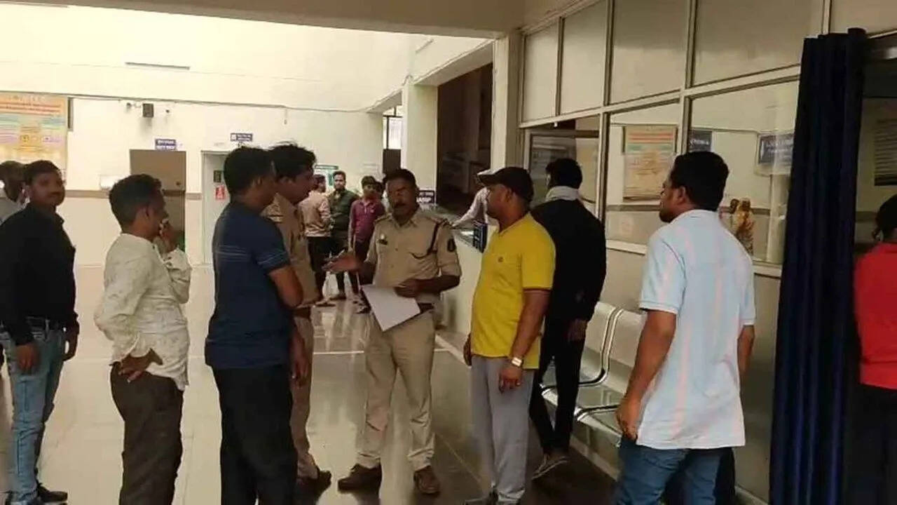 कार ने दाे बाइकाें में मारी टक्कर, युवती समेत तीन की माैत और एक जख्मी