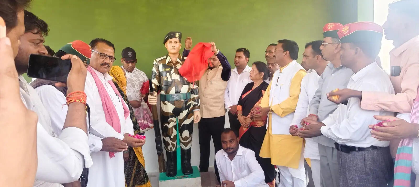 शहीद जीत कुमार की प्रतिमा का आईआरएस अमरपाल सिंह लोधी ने किया अनावरण