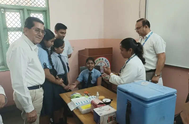 इंदौरः जिला पंचायत सीईओ ने किया एचपीवी टीकाकरण अभियान का निरीक्षण