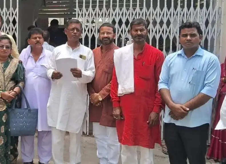 जिला पंचायत सदस्यों ने कार्यकाल बढ़ाने की मांग को लेकर किया प्रदर्शन, मुख्यमंत्री के नाम सौंपा ज्ञापन
