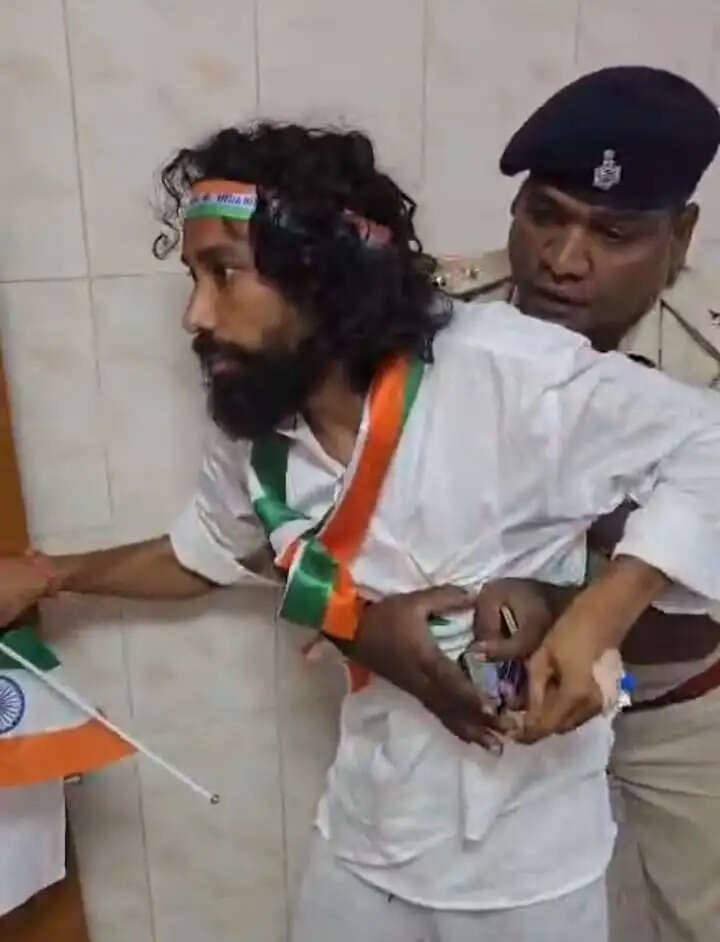 देवेन्द्रनाथ से हुई धक्का-मुक्की की राज्यपाल से शिकायत करेंगे छात्र
