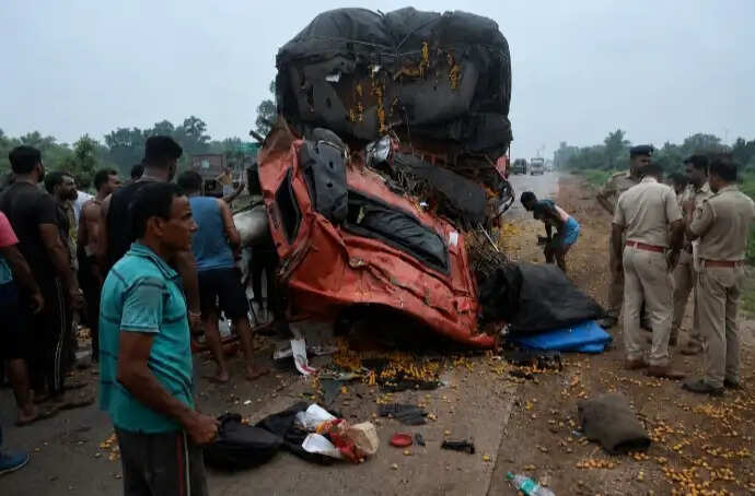 सड़क हादसे में खलासी की मौत, एक घायल