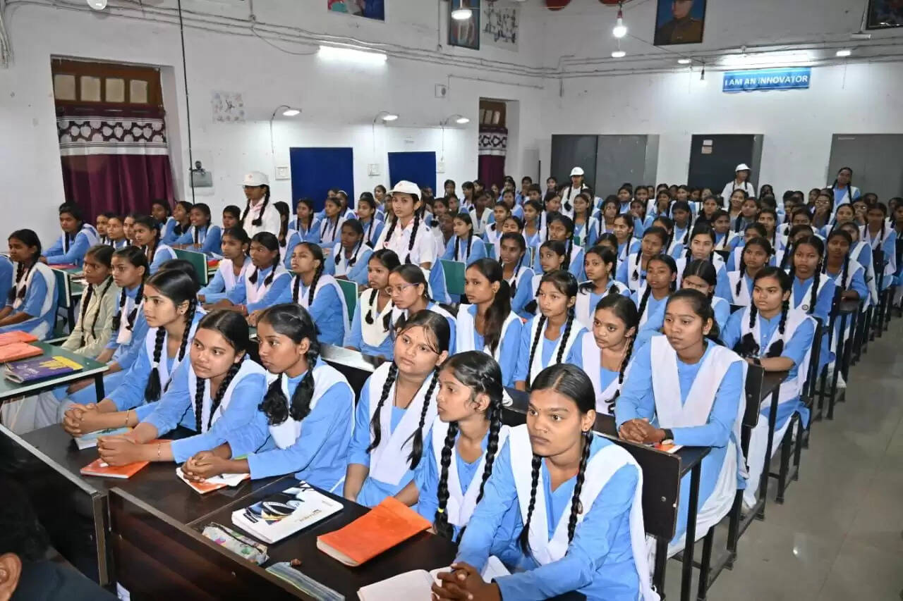 जागरूकता कार्यक्रम में छात्राओं को दी गई सर्वाइकल व स्तन कैंसर की जानकारी
