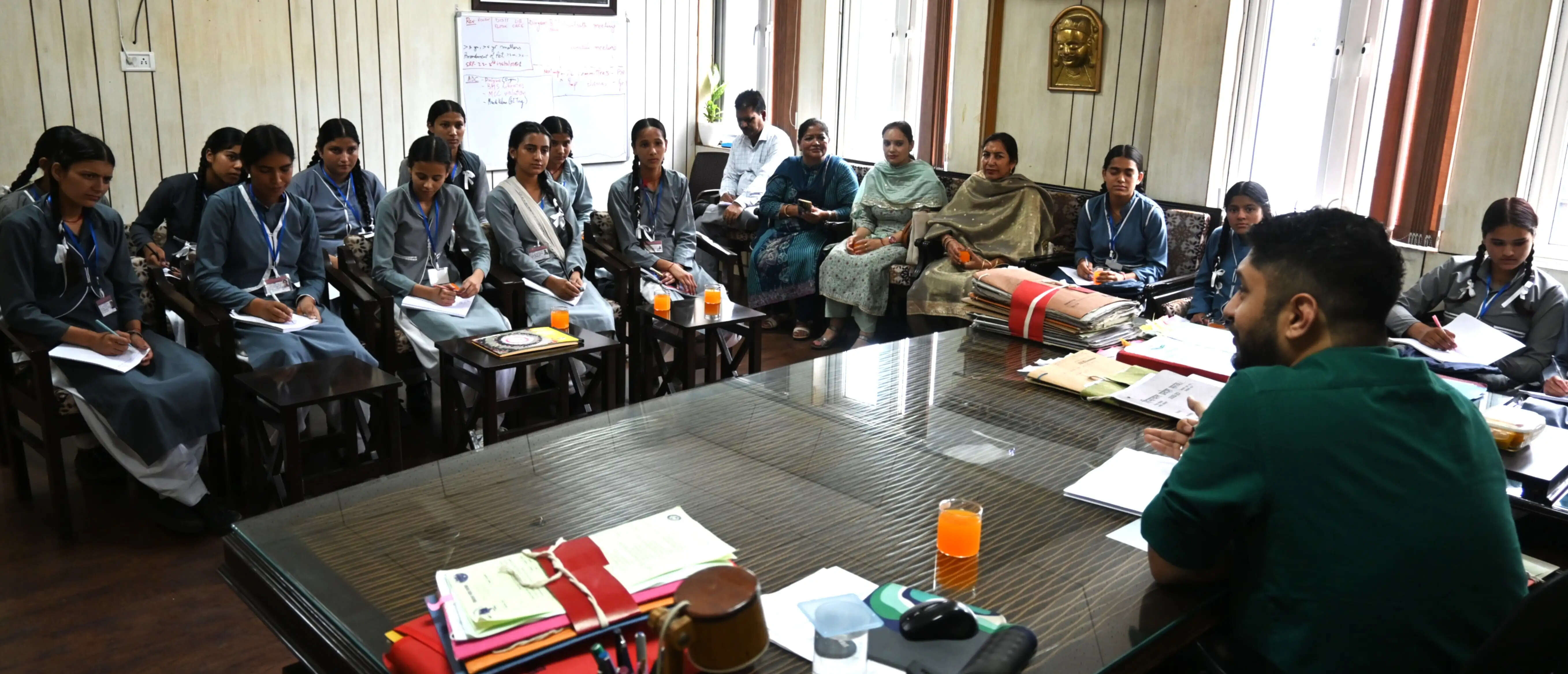 एक्सपोजर विजिट के दौरान डीसी से मिलने पहुंची कमांद स्कूल की छात्राएं