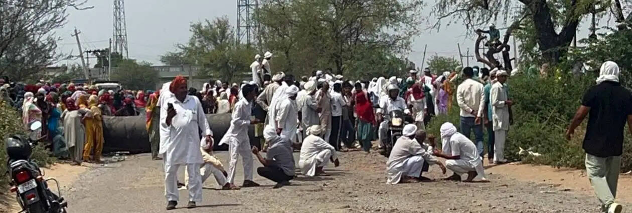 हांसी : धरने पर बैठे ग्रामीणों ने किया भाखड़ा पाइपलाइन उखाड़ने का प्रयास