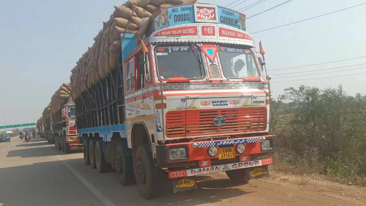 धान तौलाई के लिए धर्मकांटा पर लग रही ट्रकों की लंबी कतार, लोग परेशान
