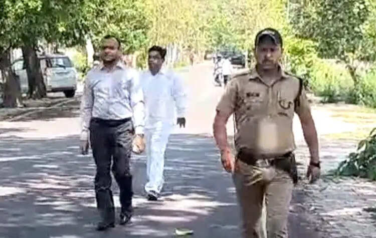प्रधानमंत्री की अपील का असर, हरिद्वार में डीएम समेत कई अधिकारी पैदल पहुंचे दफ्तर