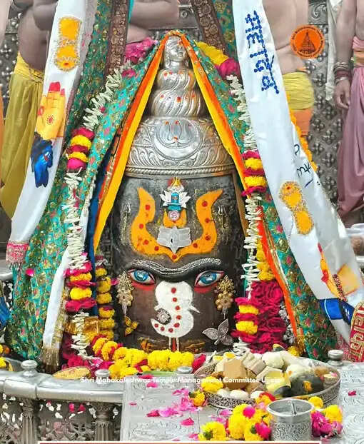 भस्म आरती में राजा स्वरूप में सजे बाबा महाकाल, भांग-चंदन और रजत आभूषणों से हुआ श्रृंगार