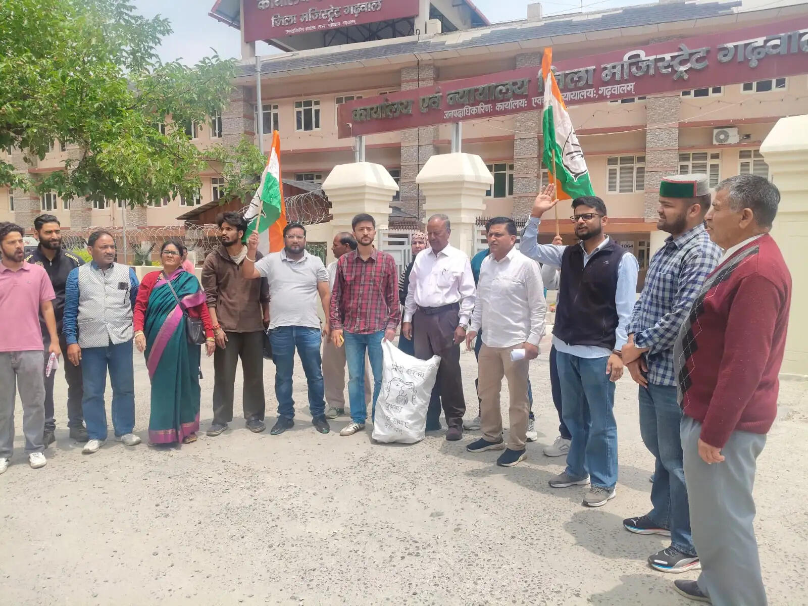 पौड़ी में कांग्रेस ने प्रदेश सरकार के खिलाफ किया प्रदर्शन