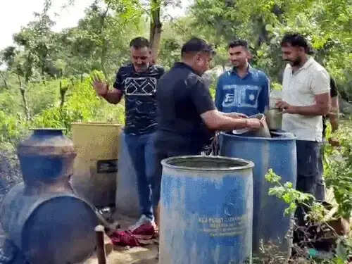 फरीदाबाद : अवैध शराब की&nbsp;भट्ठी पकड़ी, 800 लीटर शराब की नष्ट