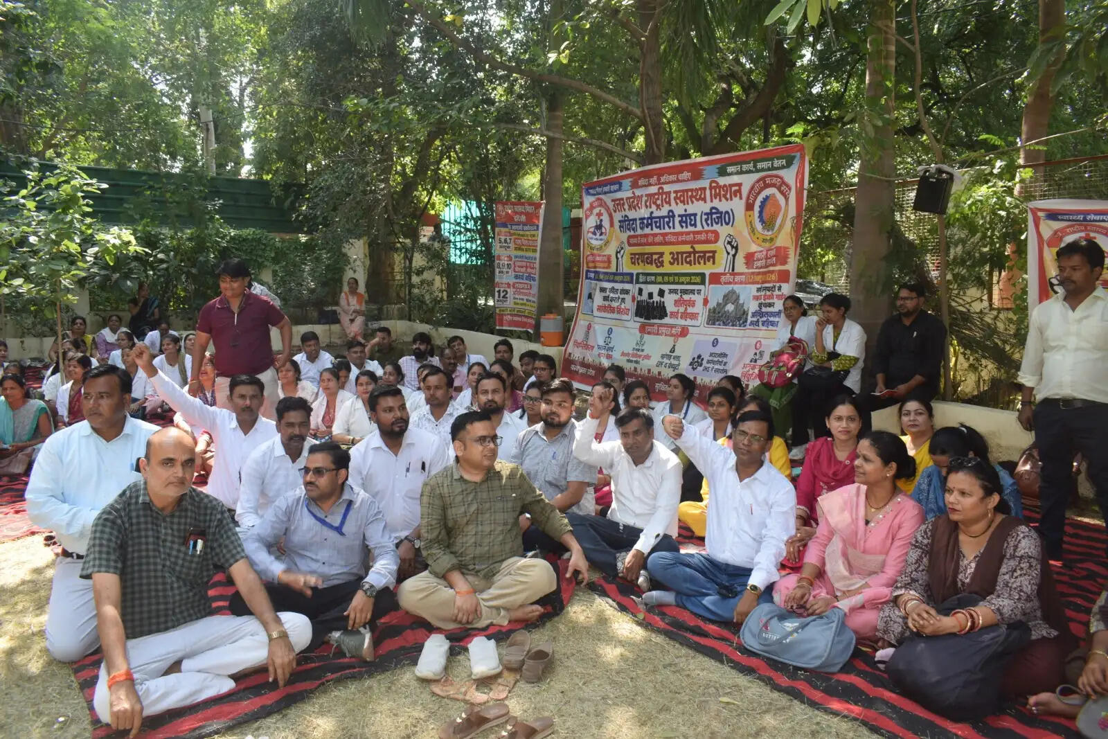 एनएचएम संविदा कर्मियों ने सीएमओ कार्यालय पर किया जोरदार प्रदर्शन, लखनऊ कूच की चेतावनी