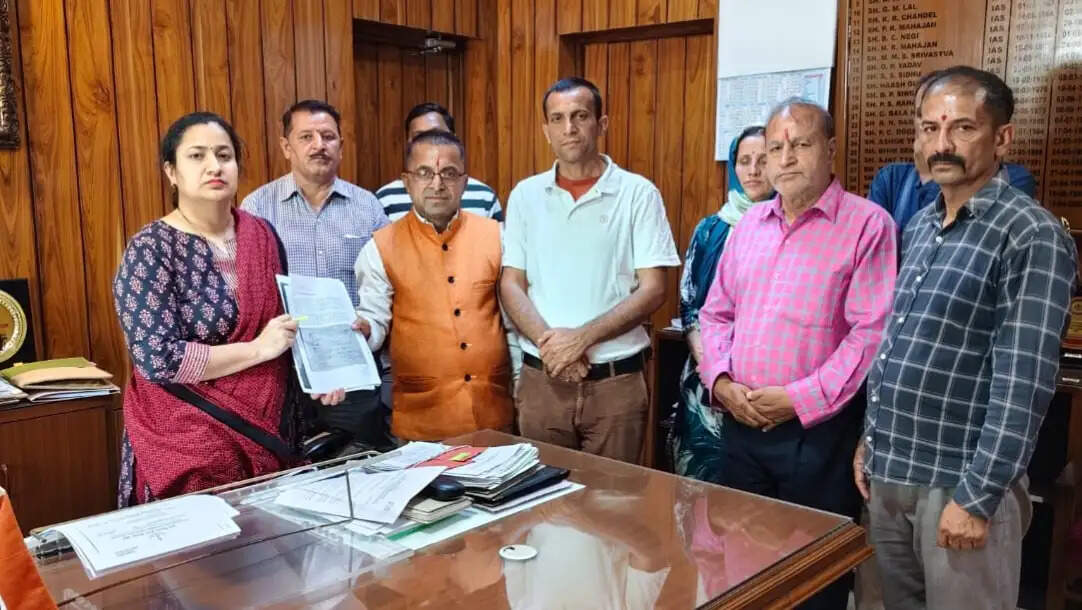 पोंटा के वार्ड नंबर 13&nbsp; के लोग गंदे पानी की समस्या से परेशान, उपायुक्त को सौंपा ज्ञापन