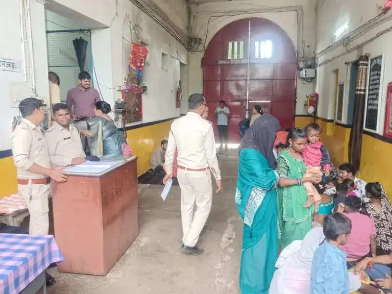 कोरबा जिला जेल में भावुक हुआ रक्षाबंधन, बहनों ने बंदी भाइयों की कलाई पर बांधा रक्षा सूत्र