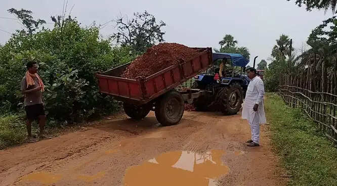 बीजापुर विधायक ने जेसीबी-ट्रैक्टर से खुद कराई &nbsp;जर्जर&nbsp;सड़क की मरम्मत