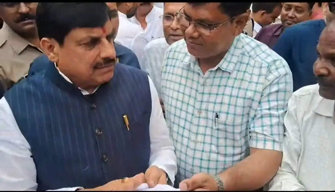 उच्च शिक्षा विभाग की समस्याओं को लेकर प्राध्यापक संघ ने उज्जैन में&nbsp; मुख्यमंत्री को दिया ज्ञापन