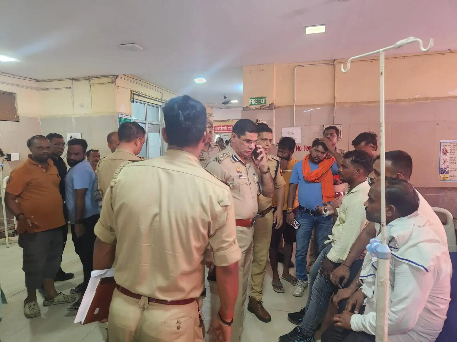 काशी विश्वनाथ मंदिर के गेट पर पीएसी जवान की कार्बाइन से चली गोली, तीन दुकानदार घायल