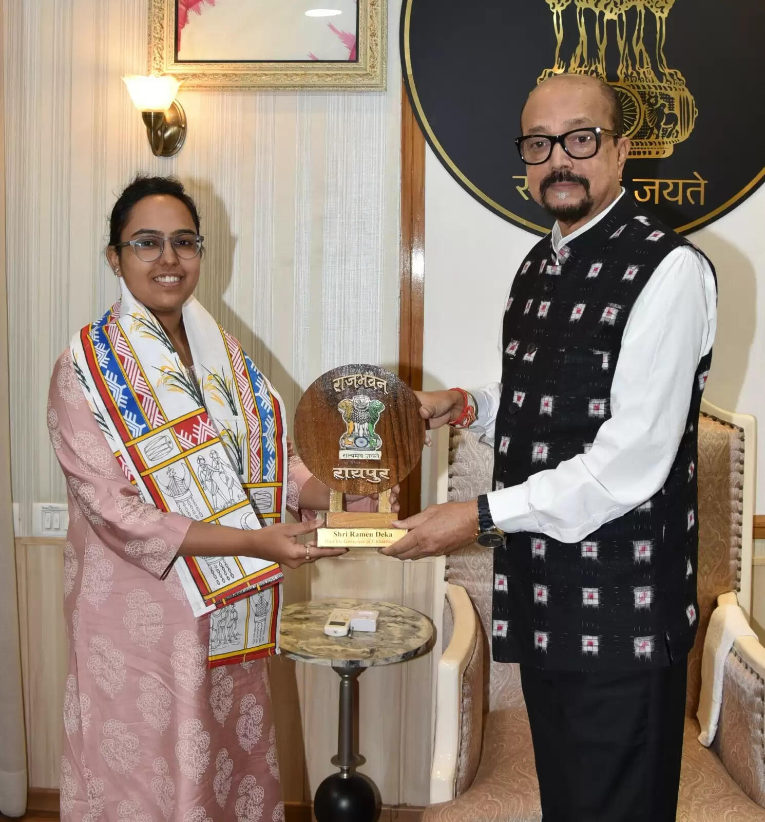 राज्यपाल डेका ने आईएएस पूर्वा अग्रवाल का किया सम्मान