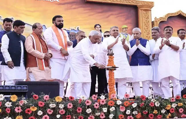 मुख्यमंत्री ने बिहार दिवस समारोह 2026 का दीप प्रज्ज्वलित कर किया उद्घाटन