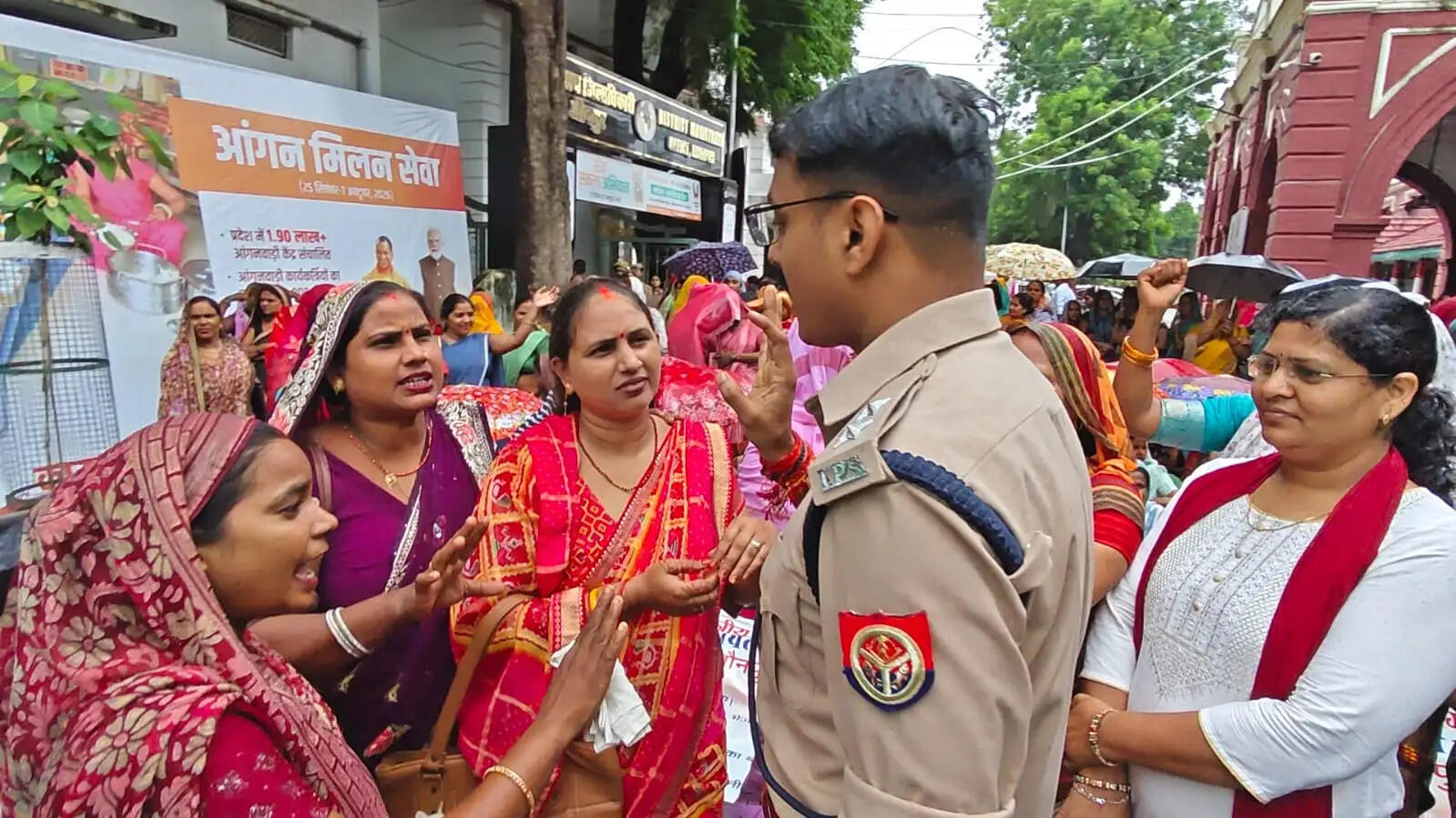 समूह सखियों ने सात सूत्रीय मांगों को लेकर किया प्रदर्शन, मानदेय बढ़ाकर 15 हजार रुपये करने की मांग
