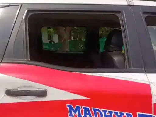 शहडोल: पुलिस वाहन पर पथराव, शीशा टूटा