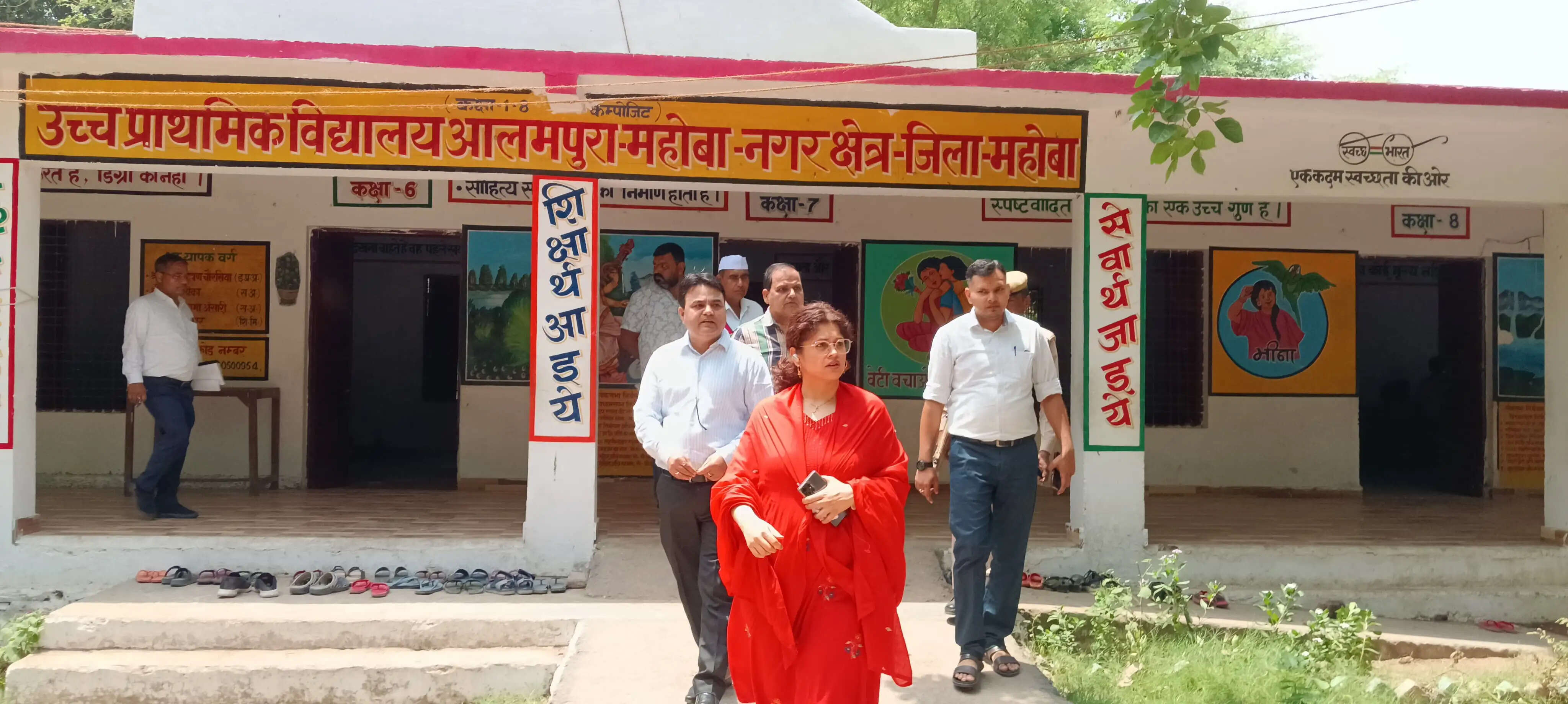 जिलाधिकारी को परिषदीय स्कूल में 214 छात्रों में सिर्फ 63 मिले, तीसरी क्लास पढा रहा था छात्र