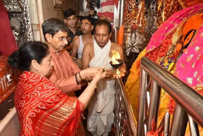 दक्षिणेश्वर काली मंदिर में राज्यपाल रवि ने पत्नी संग की पूजा-अर्चना, राज्य की शांति-समृद्धि की कामना की