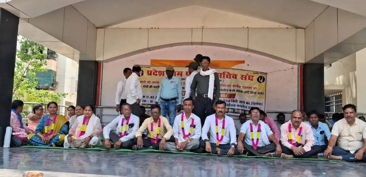 मांगों को लेकर सचिवों की क्रमिक भूख हड़ताल शुरू