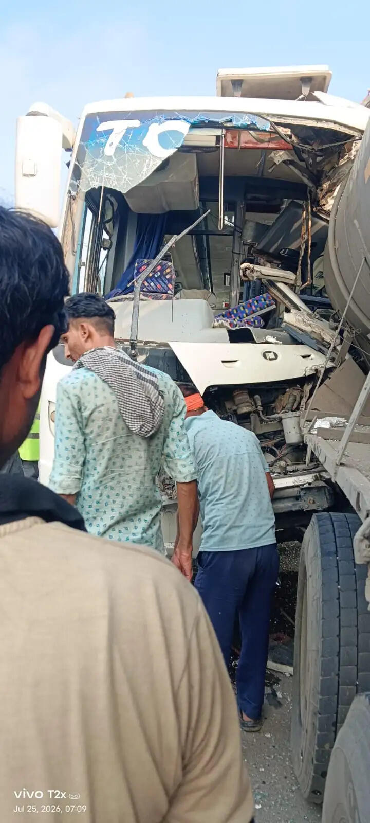बिहार के रोहतास जिले में कंटेनर से टकराई पर्यटक बस, 10 घायल