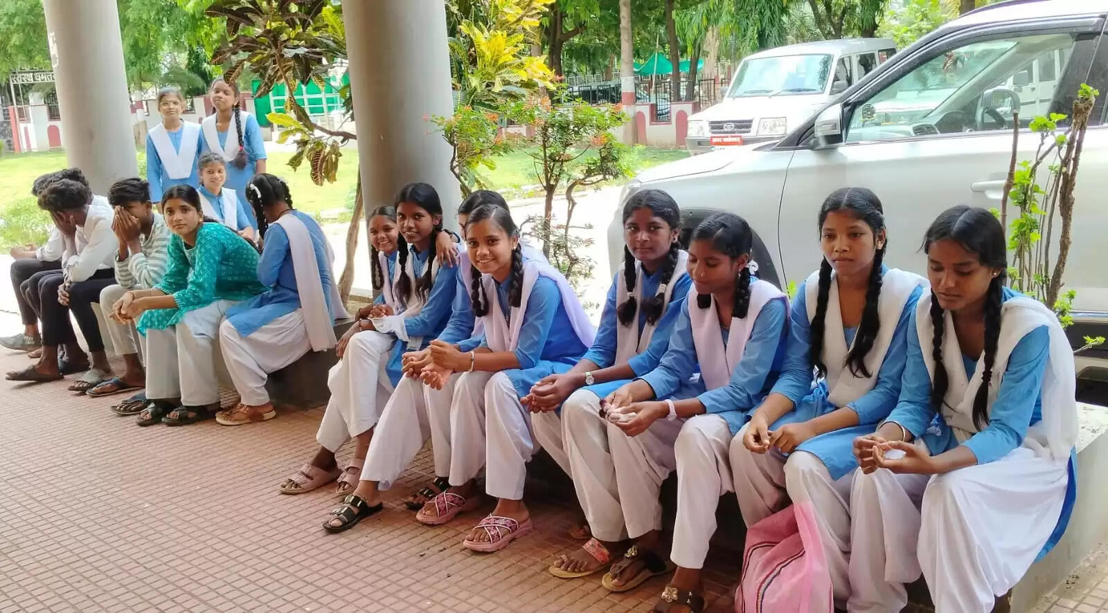 स्कूलों में मनाया गया शाला प्रवेशोत्सव, कहीं शिक्षक मांगने कलेक्टर कार्यालय पहुंचे विद्यार्थी