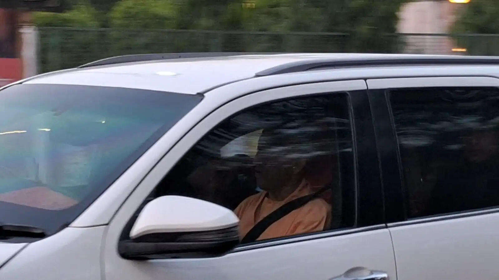 प्रधानमंत्री मोदी के दौरे की तैयारियों का जायजा लेने प्रदेश के मुख्यमंत्री योगी वाराणसी पहुंचे