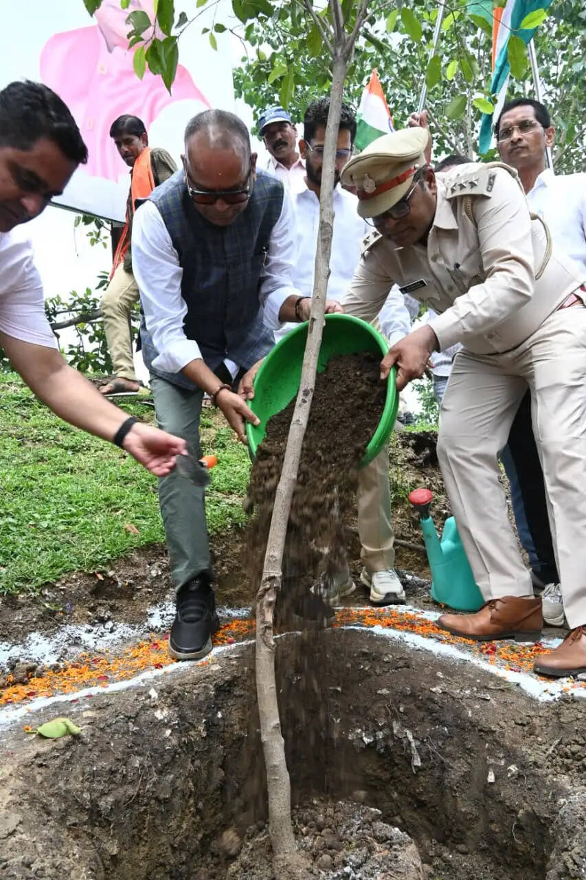इर्रा में वन महोत्सव, 2800 पौधों का रोपण कर दिया पर्यावरण संरक्षण का संदेश