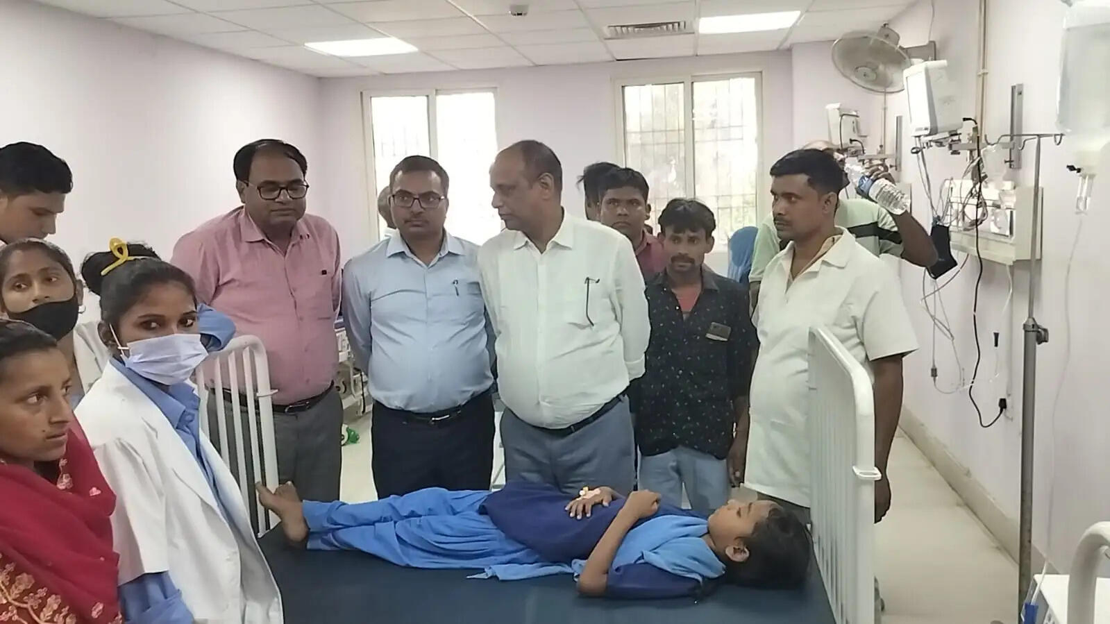 मध्याह्न भोजन खाने से 15 बच्चों की बिगड़ी तबीयत, सदर अस्पताल में हो रहा इलाज