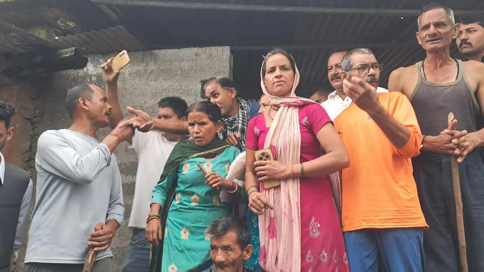 मुर्गीबाड़े में घुसा गुलदार,रेस्क्यू के दौरान दो वन आरक्षी घायल