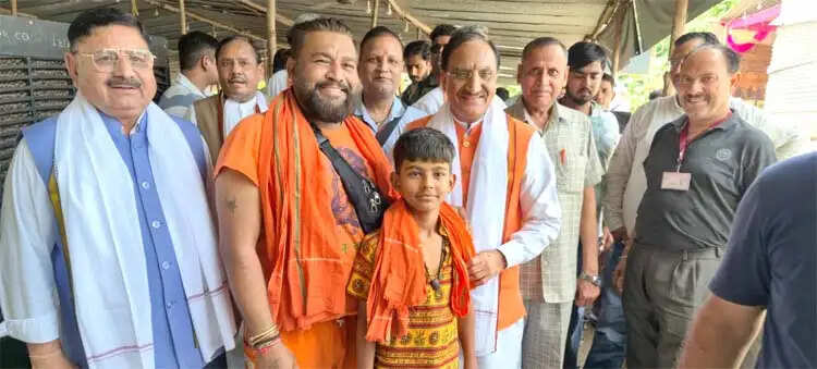 कांवड़ सेवा शिविर में पहुंचे निशंक, शिवभक्तों को परोसा भोजन
