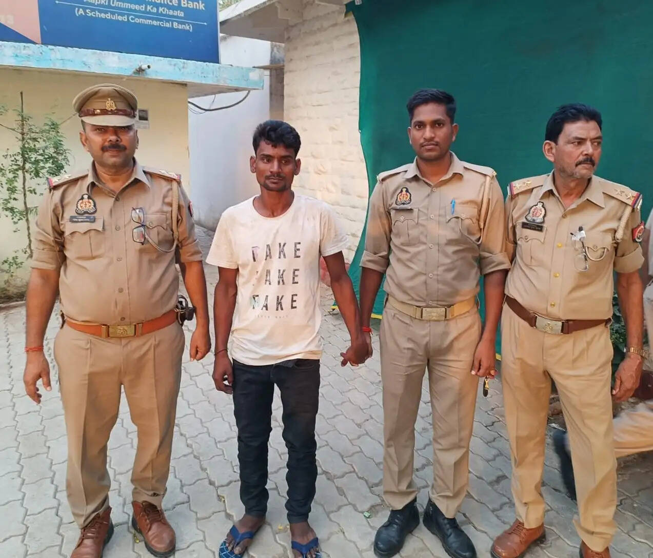 पुलिस पर ट्रक चढ़ाकर भागने की कोशिश नाकाम, 28 गोवंश के साथ गो-तस्कर गिरफ्तार