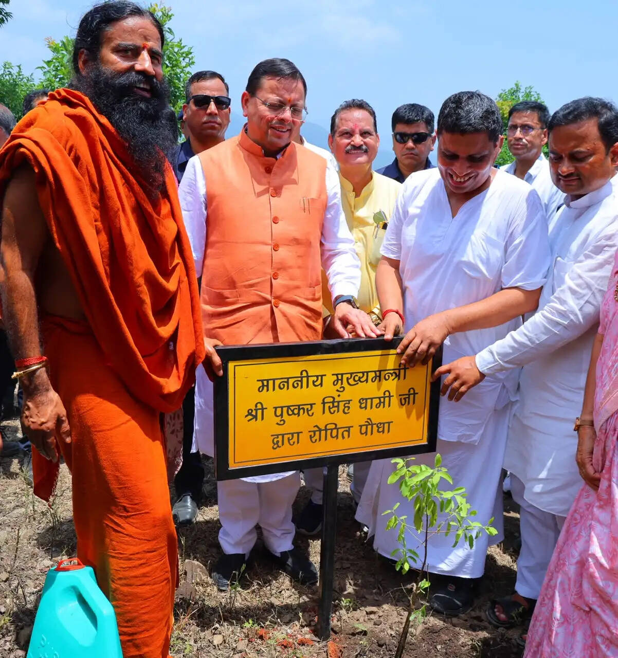 सीएम ने पौधरोपण कर पर्यावरण संरक्षण का दिया संदेश