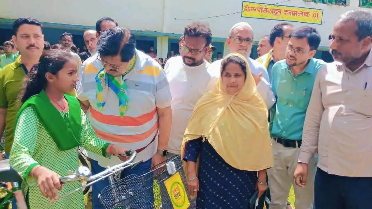 विधायक ने छात्र-छात्राओं में किया साइकिल वितरण