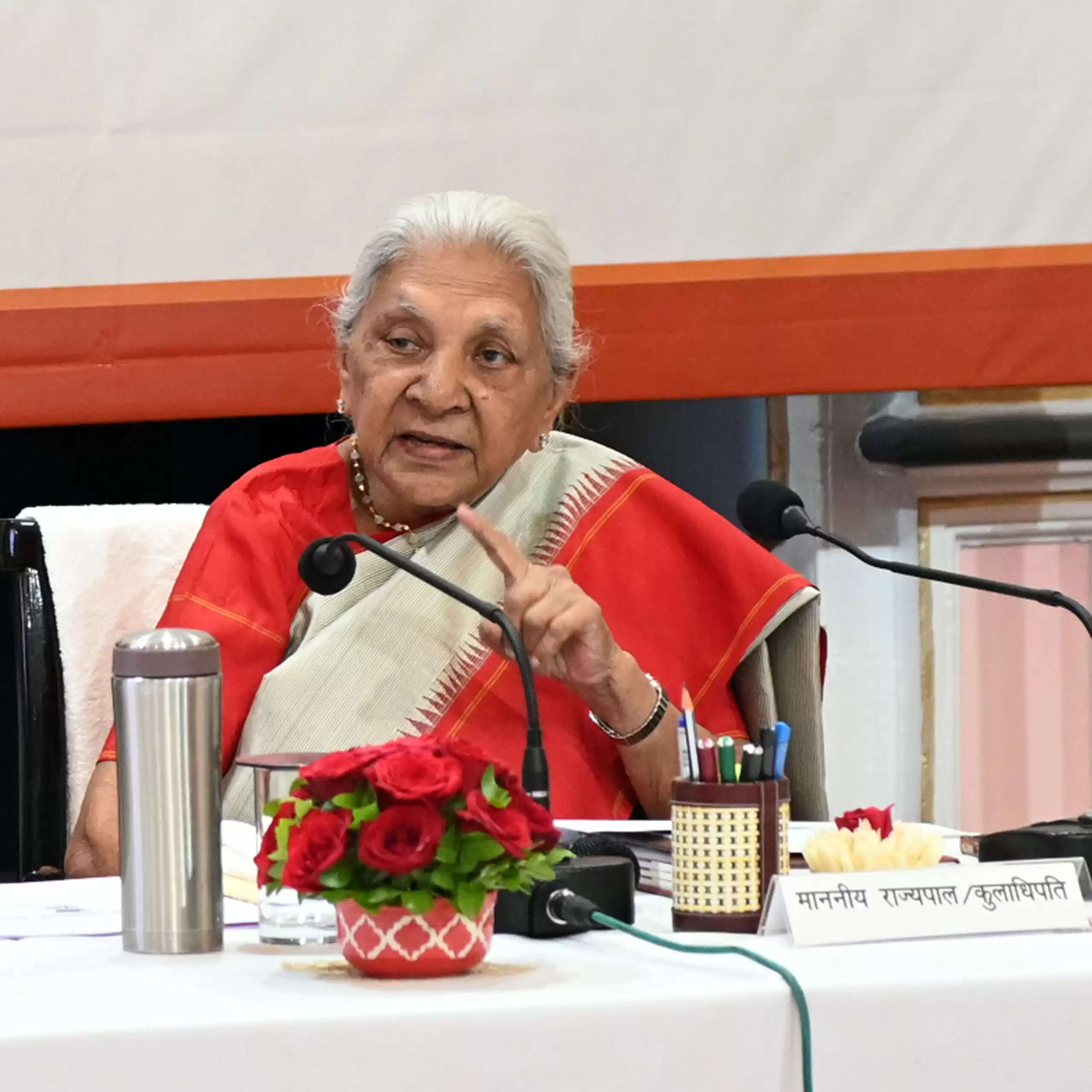 कुलाधिपति के समक्ष महाविद्यालयों का प्रस्तुतीकरण, गुणवत्तापूर्ण व रोजगारपरक शिक्षा पर जोर