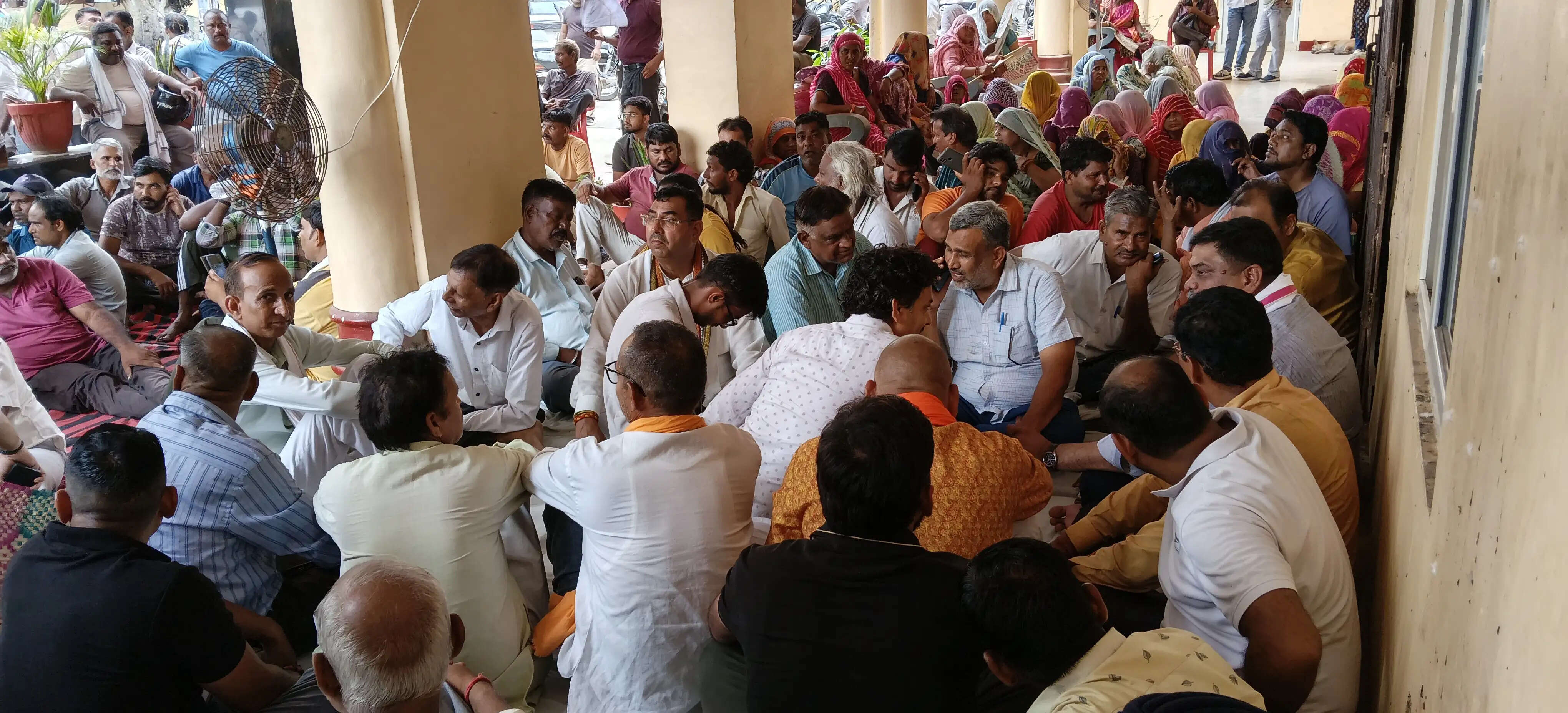 अलवर नगर निगम बना राजनीति का अखाड़ा, आयुक्त के चैंबर के बाहर भाजपा-कांग्रेस का धरना