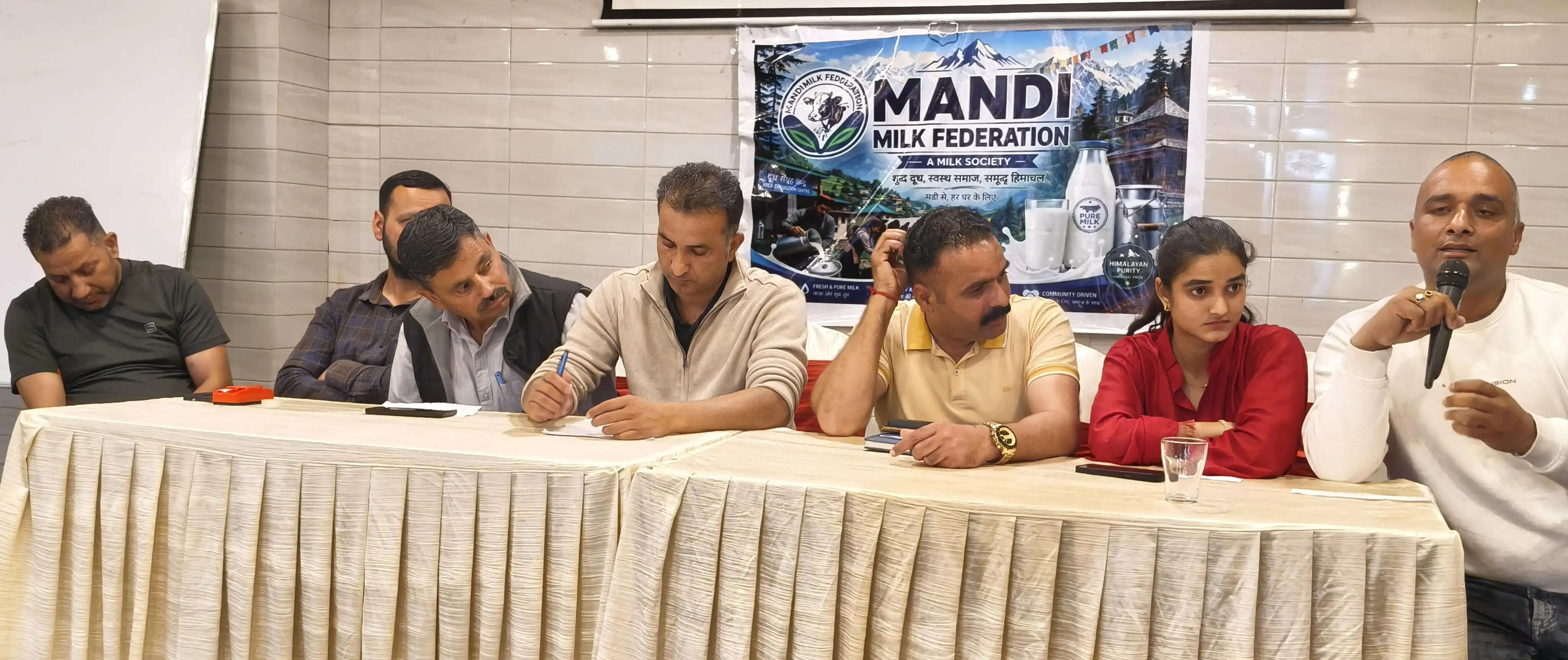 डेयरी फार्मरस ने बैठक कर उठाई विभिन्न समस्याएं