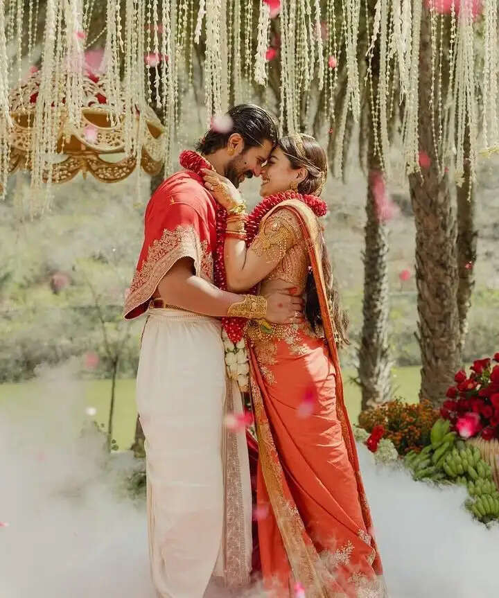 रश्मिका–विजय की शादी की तस्वीरें आईं सामने, जोड़े में दिखे खूबसूरत