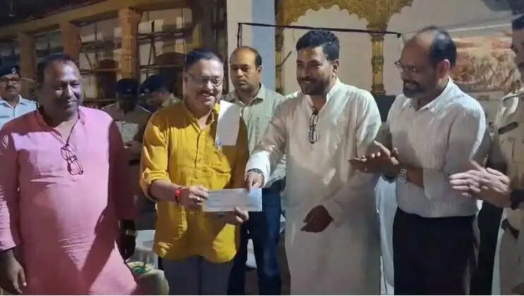 दुर्गापूजा&nbsp;कमेटियों को एक-एक लाख का अनुदान, मंत्री शंकर घोष ने सौंपे चेक