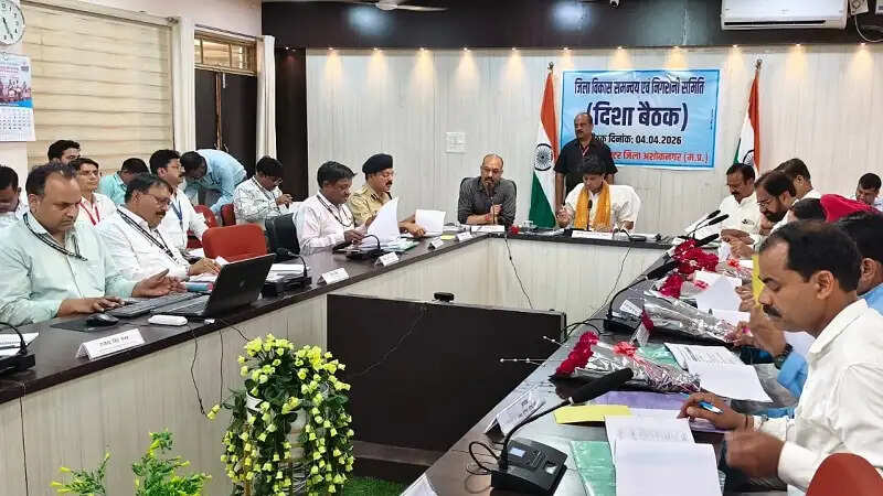 केन्द्रीय मंत्री सिंधिया ने अशोकनगर में की जनकल्याणकारी योजनाओं की प्रगति की विस्तार से समीक्षा