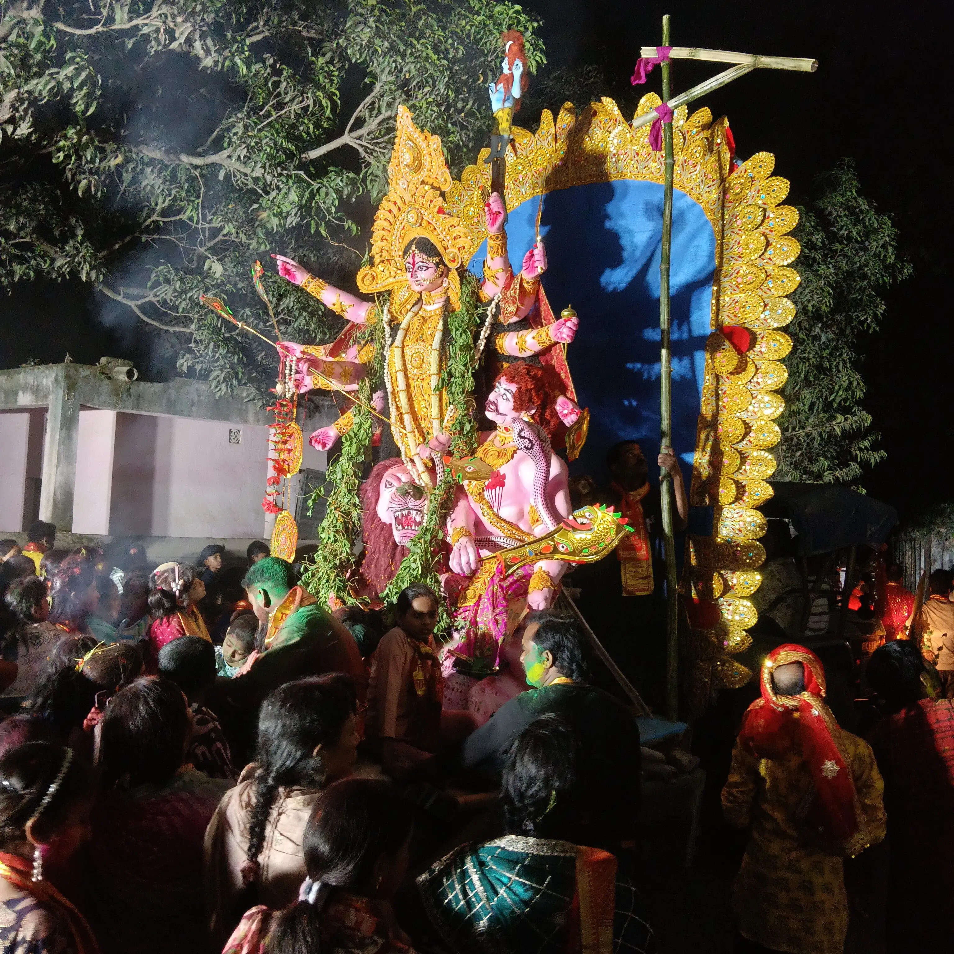 मां भगवती की प्रतिमा का ढोल बाजे के साथ शोभायात्रा जुलूस के साथ किया गया विसर्जन